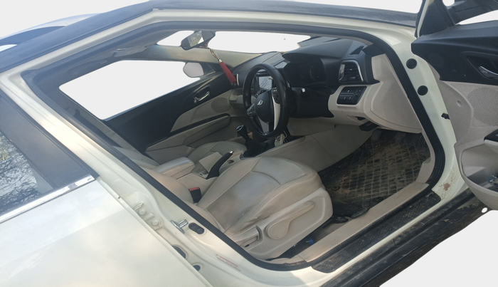 2019 Mahindra XUV300 W8 (O) 1.5 DIESEL, Diesel, Manual, 1,22,819 km, interior