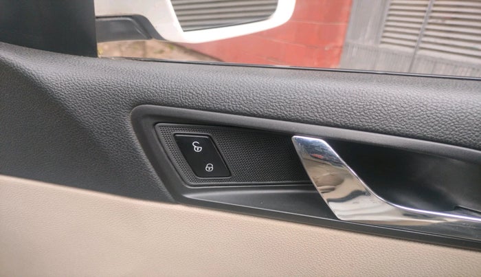 2013 Skoda Superb ELEGANCE 1.8 TSI AT, Petrol, Automatic, 1,17,075 km, interior