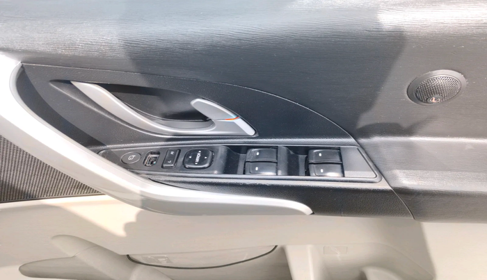 2016 Mahindra XUV500 W10 1.99, Diesel, Manual, 1,24,530 km, interior