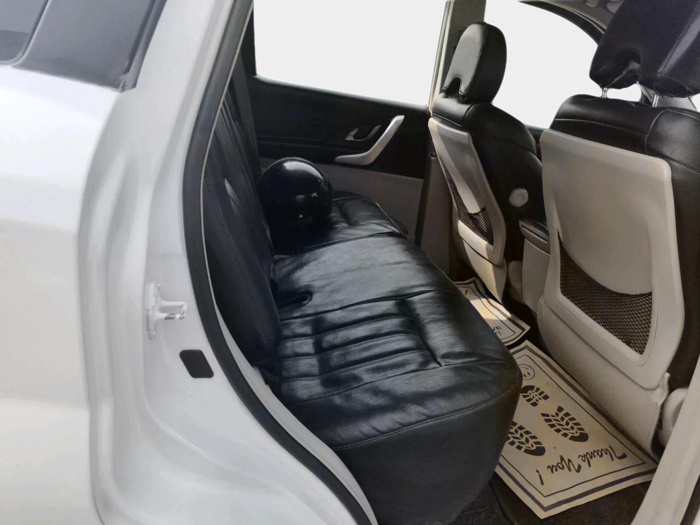 2016 Mahindra XUV500 W10 1.99, Diesel, Manual, 1,24,530 km, interior
