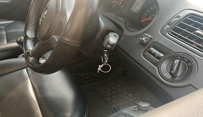 2017 Volkswagen Ameo COMFORTLINE 1.2L, Petrol, Manual, 1,02,720 km, interior