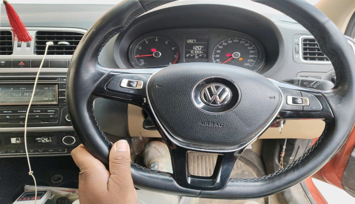 2014 Volkswagen Polo HIGHLINE1.2L, Petrol, Manual, 1,01,611 km, interior