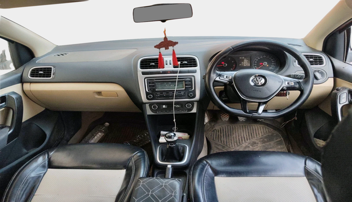 2014 Volkswagen Polo HIGHLINE1.2L, Petrol, Manual, 1,01,611 km, interior