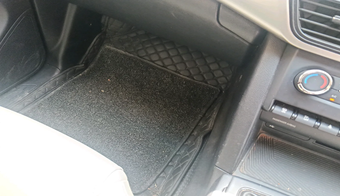 2022 Mahindra XUV700 MX P MT 5 STR, Petrol, Manual, 9,822 km, interior