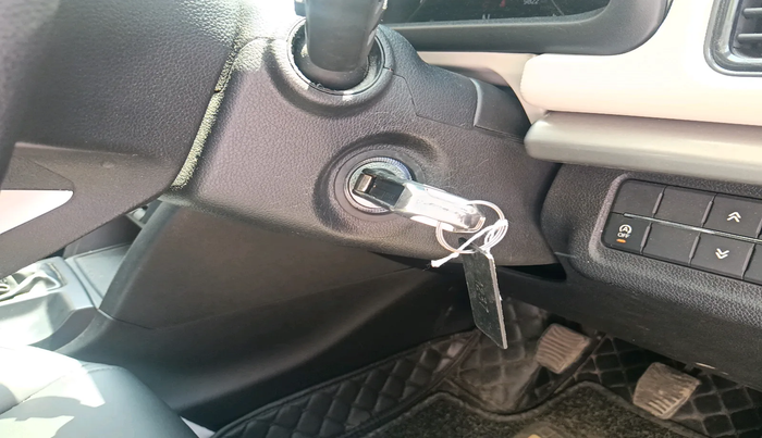 2022 Mahindra XUV700 MX P MT 5 STR, Petrol, Manual, 9,822 km, interior