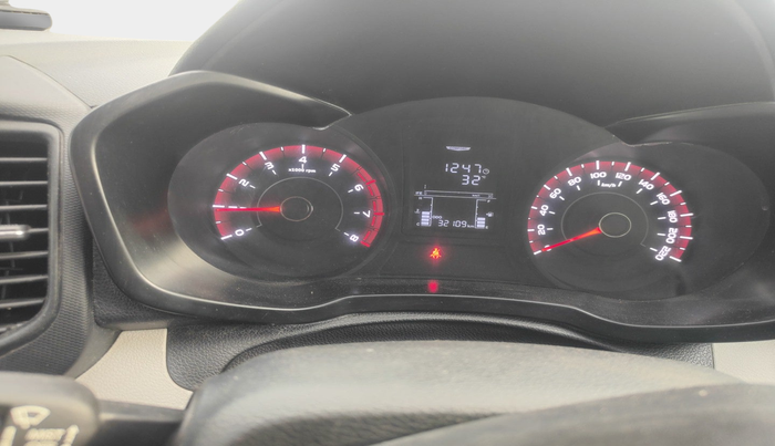 2022 Mahindra XUV300 W4 1.2 PETROL, Petrol, Manual, 32,109 km, interior