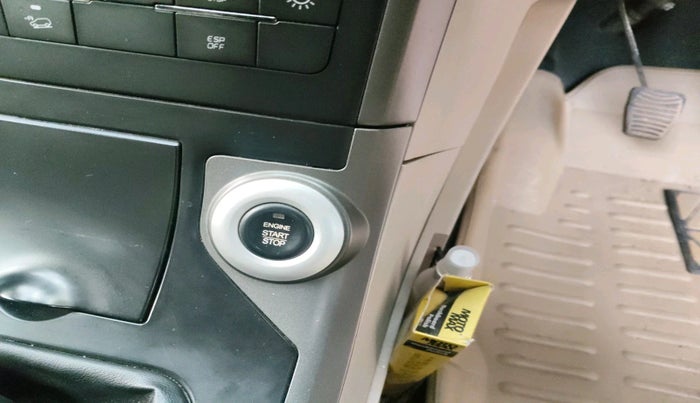 2017 Mahindra XUV500 W8 1.99, Diesel, Manual, 99,166 km, interior