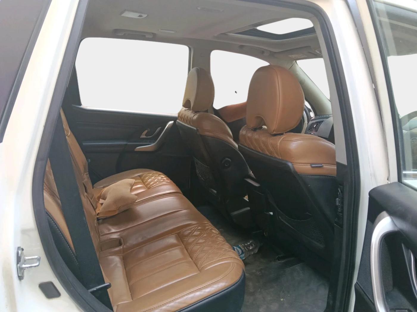 2018 Mahindra XUV500 W11 AT, Diesel, Automatic, 1,10,306 km, interior
