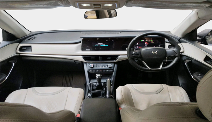 2022 Mahindra XUV700 AX 5 P MT 7 STR, Petrol, Manual, 50,114 km, interior