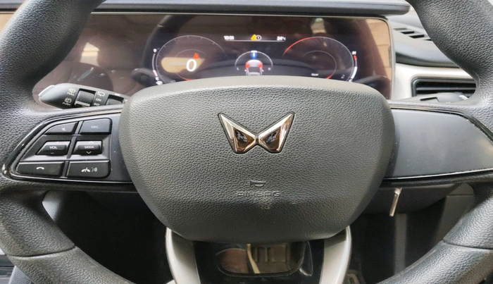 2022 Mahindra XUV700 AX 5 P MT 7 STR, Petrol, Manual, 50,114 km, interior