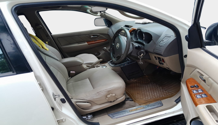 2011 Toyota Fortuner 3.0 4X4 MT, Diesel, Manual, 1,62,764 km, interior