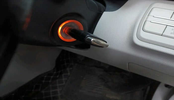 2020 Mahindra XUV300 W6 1.2 PETROL, Petrol, Manual, 32,978 km, interior