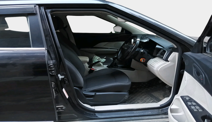 2020 Mahindra XUV300 W6 1.2 PETROL, Petrol, Manual, 32,978 km, interior