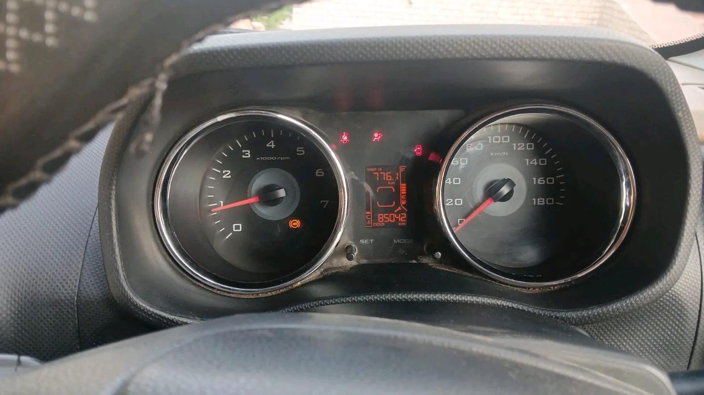 2018 Mahindra TUV300 T10 DUAL TONE, Diesel, Manual, 1,80,000 km, interior
