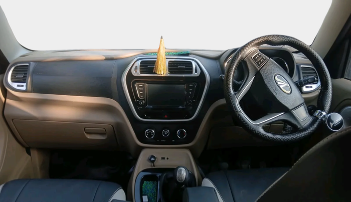 2018 Mahindra TUV300 T10 DUAL TONE, Diesel, Manual, 85,042 km, interior