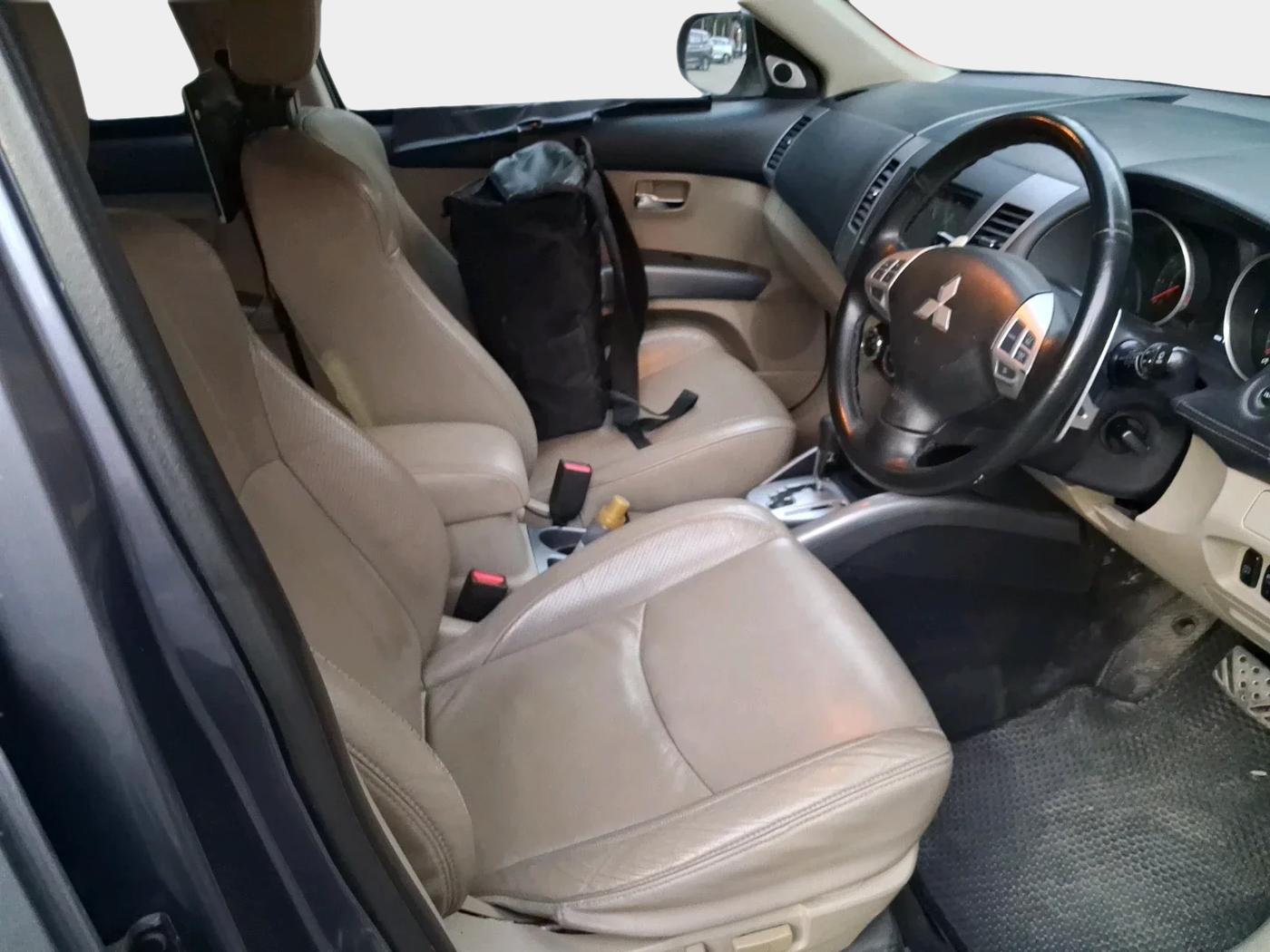 2011 Mitsubishi Outlander 2.4 MIVEC, Petrol, Automatic, 1,05,175 km, interior