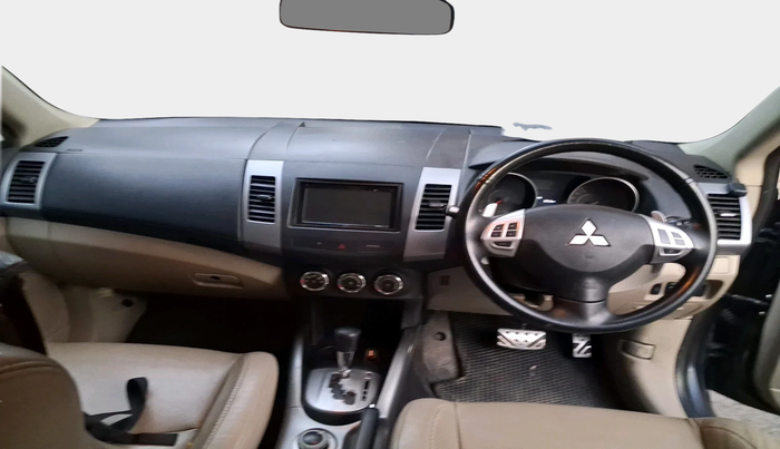 2011 Mitsubishi Outlander 2.4 MIVEC, Petrol, Automatic, 1,05,175 km, interior