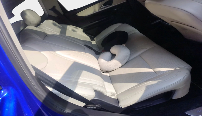 2022 Mahindra XUV700 AX 7 LUXURY D AT 7 STR, Diesel, Automatic, 30,874 km, interior