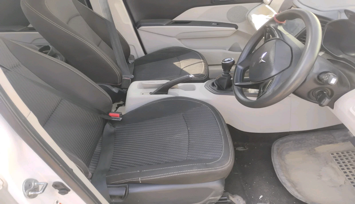 2023 Mahindra XUV300 W4 1.2 PETROL, Petrol, Manual, 25,823 km, interior