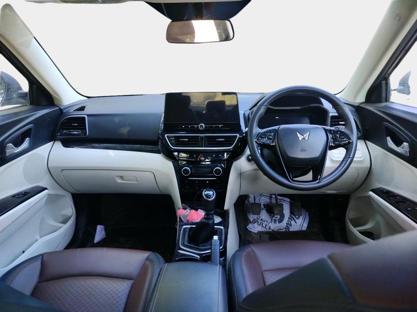 2025 Mahindra XUV 3XO AX5 1.2 L TCMPFi, Petrol, Manual, 29,581 km, interior