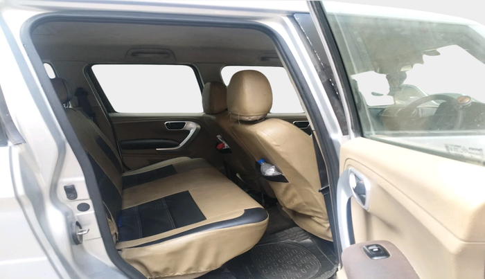 2018 Mahindra TUV300 T8, Diesel, Manual, 1,74,432 km, interior