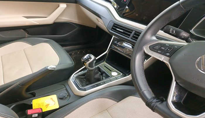 2022 Volkswagen VIRTUS TOPLINE TSI 1.0 MT, Petrol, Manual, 30,038 km, interior