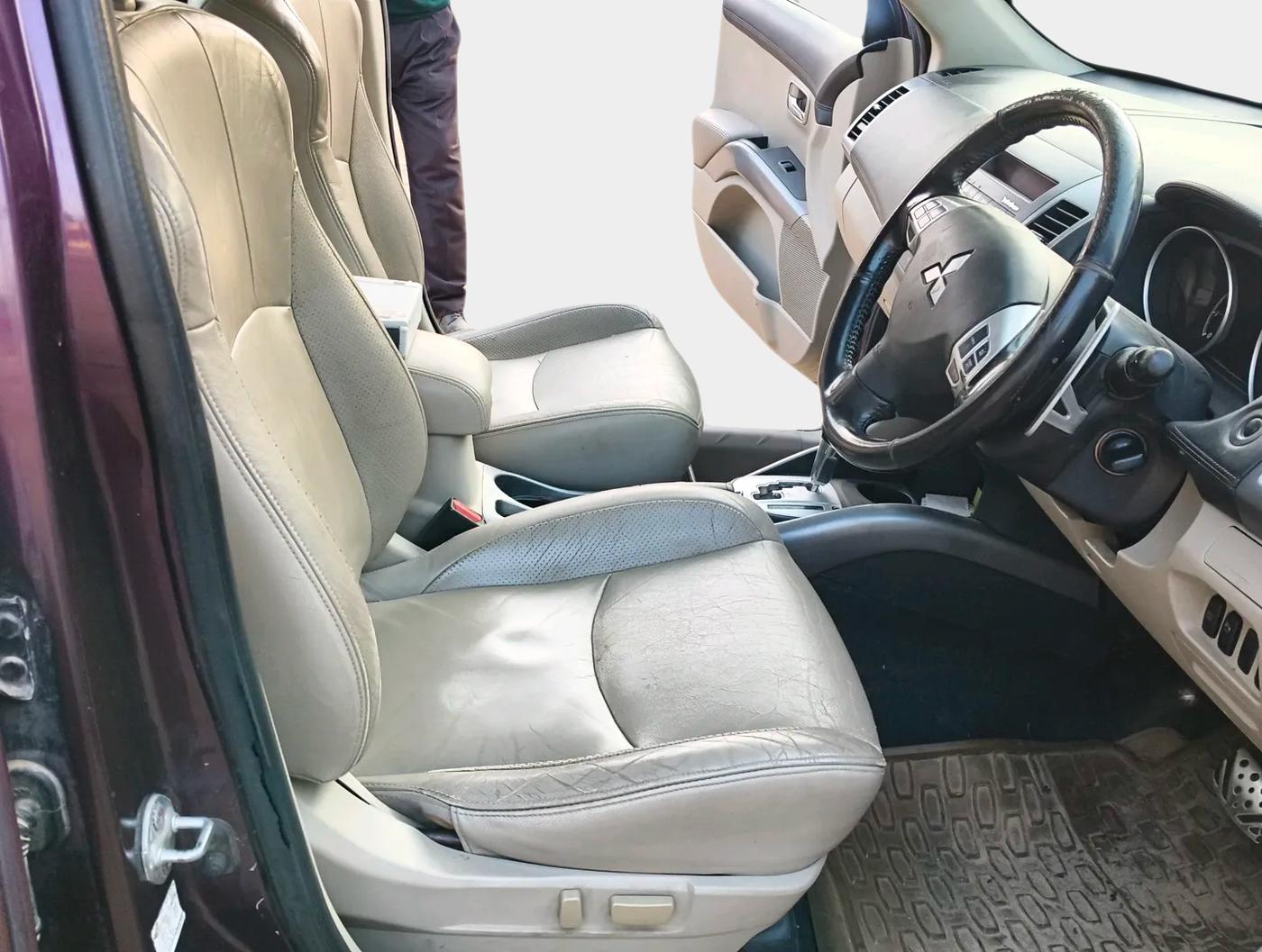 2010 Mitsubishi Outlander 2.4 MIVEC, Petrol, Automatic, 64,554 km, interior