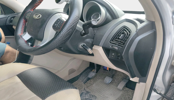 2016 Mahindra XUV500 W6, Diesel, Manual, 1,06,399 km, interior