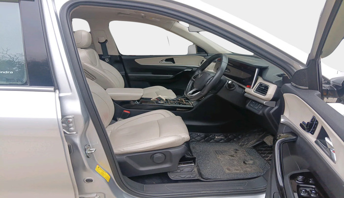 2022 Mahindra XUV700 AX 7 LUXURY D AWD AT 7 STR, Diesel, Automatic, 66,509 km, interior