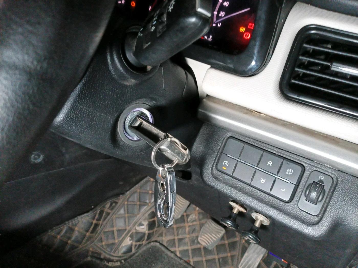 2022 Mahindra XUV700 MX P MT 5 STR, Petrol, Manual, 92,642 km, interior