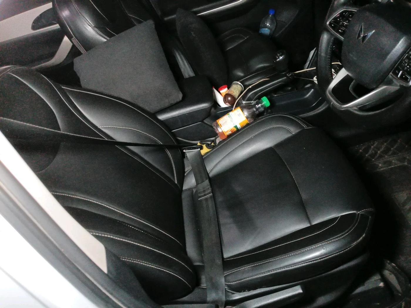 2022 Mahindra XUV700 MX P MT 5 STR, Petrol, Manual, 92,642 km, interior
