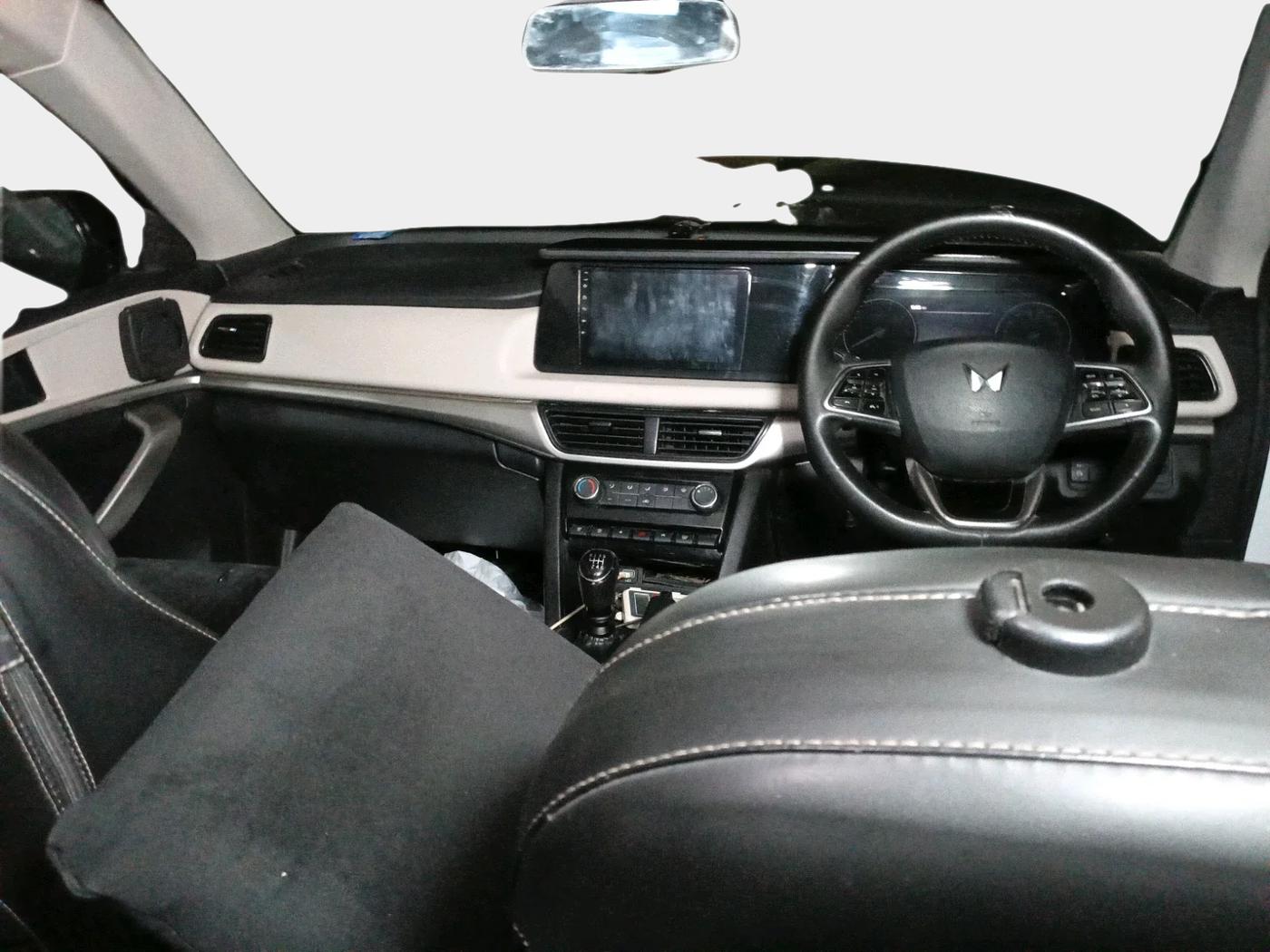 2022 Mahindra XUV700 MX P MT 5 STR, Petrol, Manual, 92,642 km, interior