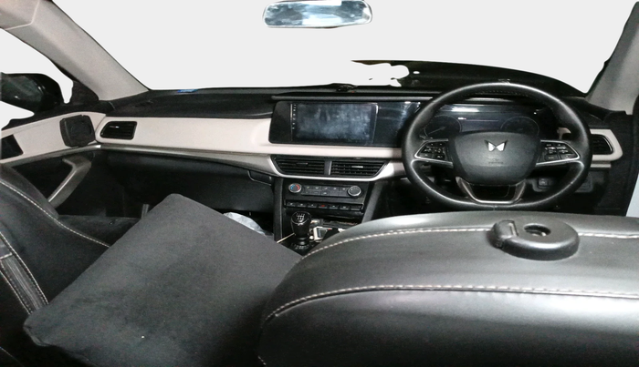 2022 Mahindra XUV700 MX P MT 5 STR, Petrol, Manual, 92,642 km, interior