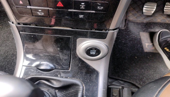 2019 Mahindra XUV500 W11, Diesel, Manual, 84,595 km, interior