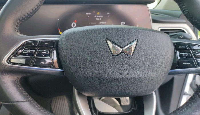 2023 Mahindra XUV700 AX 7 D AT 7 STR, Diesel, Automatic, 20,143 km, interior