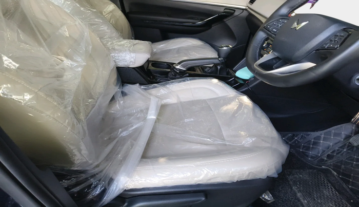 2024 Mahindra XUV700 AX 5 P MT 5 STR, Petrol, Manual, 9,548 km, interior