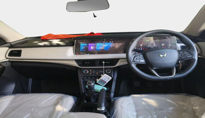 2024 Mahindra XUV700 AX 5 P MT 5 STR, Petrol, Manual, 9,548 km, interior