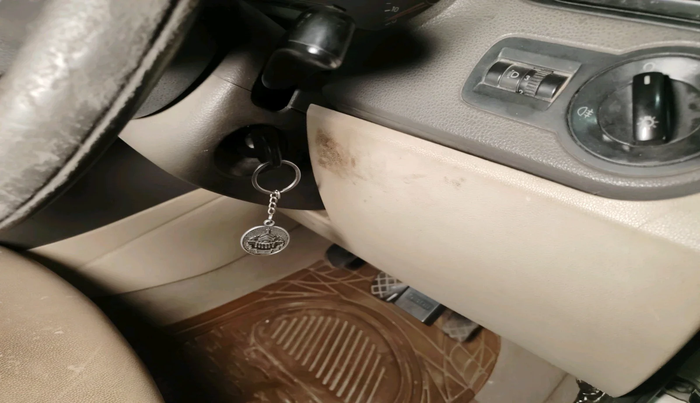 2011 Volkswagen Vento TRENDLINE 1.6, Petrol, Manual, 1,92,000 km, interior