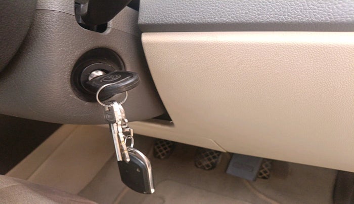 2011 Volkswagen Vento TRENDLINE 1.6, Petrol, Manual, 83,866 km, interior