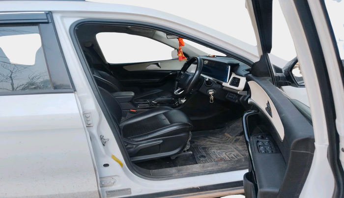 2022 Mahindra XUV700 AX 5 D AT 5 STR, Diesel, Automatic, 66,432 km, interior