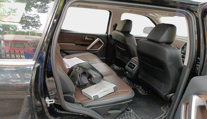 2025 Mahindra SCORPIO-N Z8 PETROL AT 7 STR, Petrol, Automatic, 19,301 km, interior