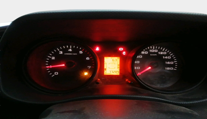 2017 Mahindra TUV300 T4, Diesel, Manual, 77,289 km, interior