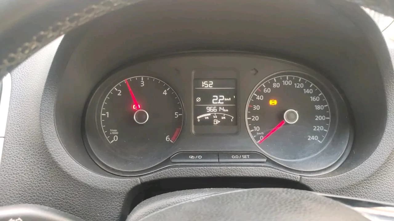 2015 Volkswagen Polo HIGHLINE1.5L, Diesel, Manual, 3,04,000 km, interior