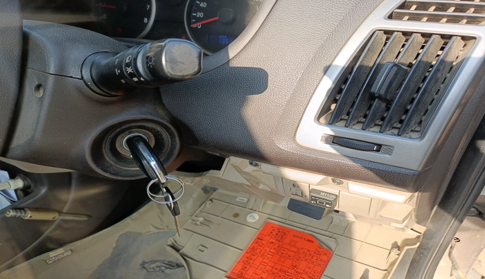 2013 Hyundai i20 SPORTZ 1.2, CNG, Manual, 1,35,335 km, interior