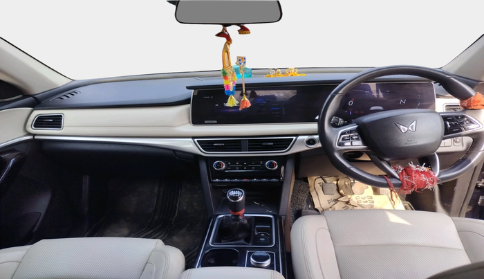 2022 Mahindra XUV700 AX 7 LUXURY D MT 7 STR, Diesel, Manual, 78,424 km, interior