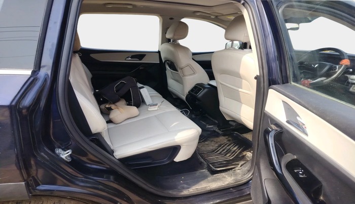 2022 Mahindra XUV700 AX 7 LUXURY D MT 7 STR, Diesel, Manual, 78,424 km, interior