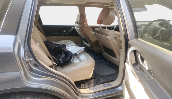 2016 Mahindra XUV500 W10 AT 1.99, Diesel, Automatic, 1,61,406 km, interior