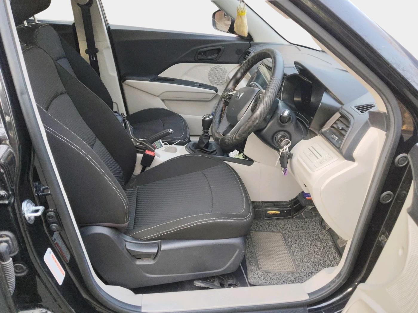 2024 Mahindra XUV300 W4 1.2 PETROL, Petrol, Manual, 4,556 km, interior