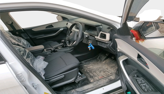 2025 Mahindra XUV700 MX Petrol MT 7 STR, Petrol, Manual, 378 km, interior