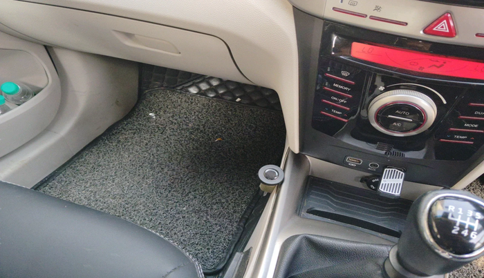 2019 Mahindra XUV300 W8 1.5 DIESEL, Diesel, Manual, 94,672 km, interior